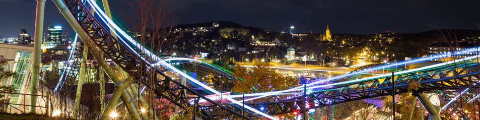 Parque de atracciones por la noche